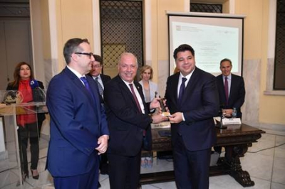 &Delta;&epsilon;&lambda;&tau;ί&omicron; &Tau;ύ&pi;&omicron;&upsilon; &gamma;&iota;&alpha; &tau;&eta;&nu; &Alpha;&pi;&omicron;&nu;&omicron;&mu;ή &tau;&omicron;&upsilon; &beta;&rho;&alpha;&beta;&epsilon;ί&omicron;&upsilon; &laquo;&Pi;&rho;&omicron;&mu;&eta;&theta;έ&alpha;&sigmaf;&raquo; &sigma;&tau;&omicron;&nu; &Pi;&rho;έ&sigma;&beta;&eta; &tau;&omega;&nu; &Eta;&Pi;&Alpha; &sigma;&tau;&eta;&nu; &Epsilon;&lambda;&lambda;ά&delta;&alpha;, George Tsunis